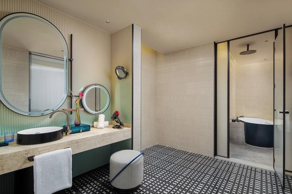 Hotel Indigo SHANGHAI HARBOUR CITY by IHG Room Type - Premium Room, 1 King Bed, Balcony, Lake View Hotel Indigo SHANGHAI HARBOUR CITY by IHG Room Type - Premium Room, 1 King Bed, Balcony, Lake View