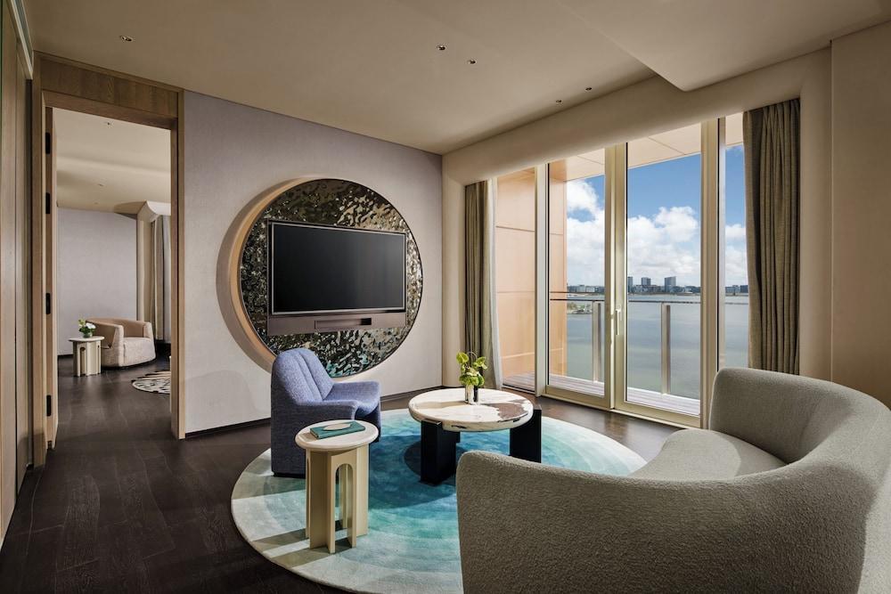 Hotel Indigo SHANGHAI HARBOUR CITY by IHG Room Type - Suite, 1 Bedroom, Lake View