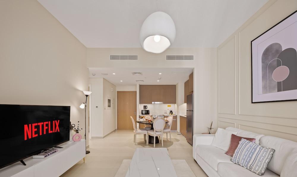 WYZ RENT|Pink Panther Soft Glam 1BR in Surf 2