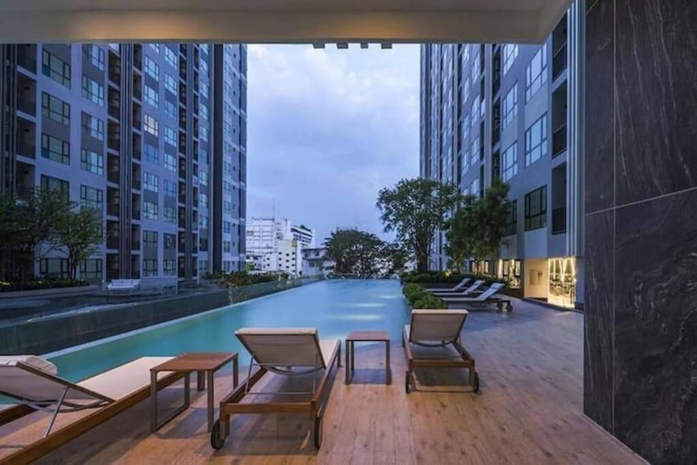 2 Bed Room Great Location & Pool - Tap to explore photos