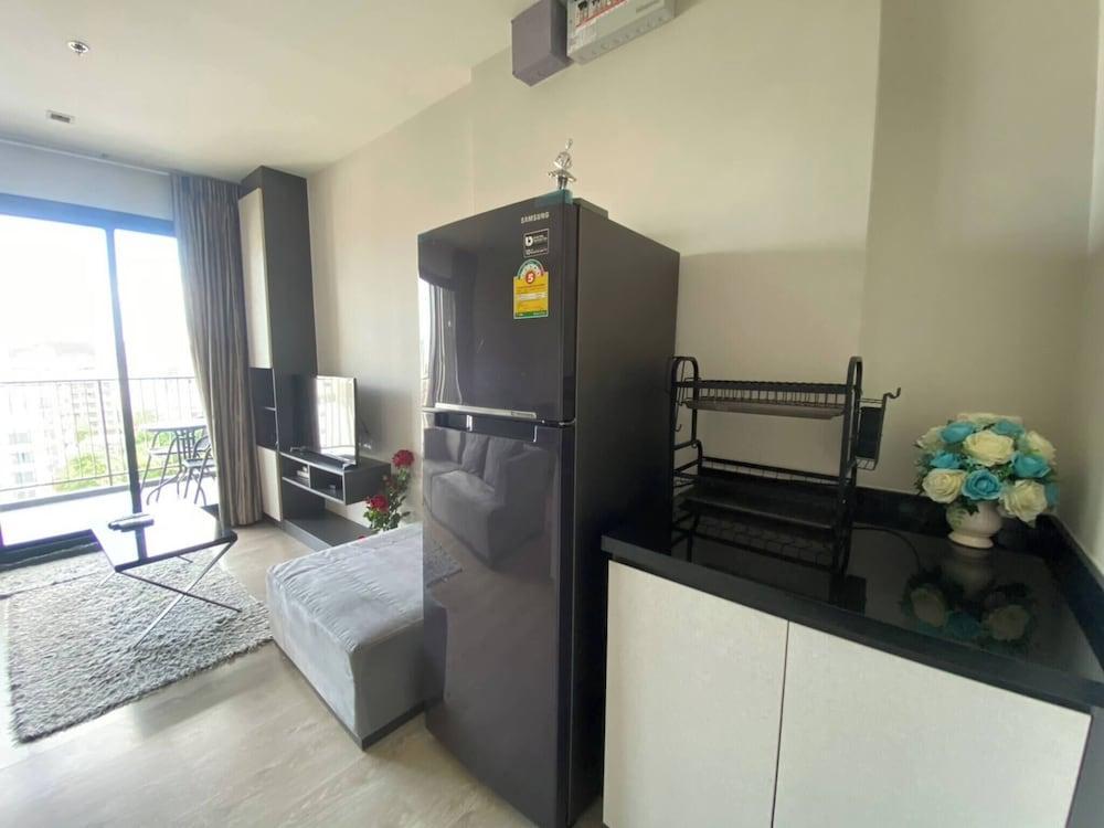 2 Bed Room Great Location & Pool - Tap to explore photos