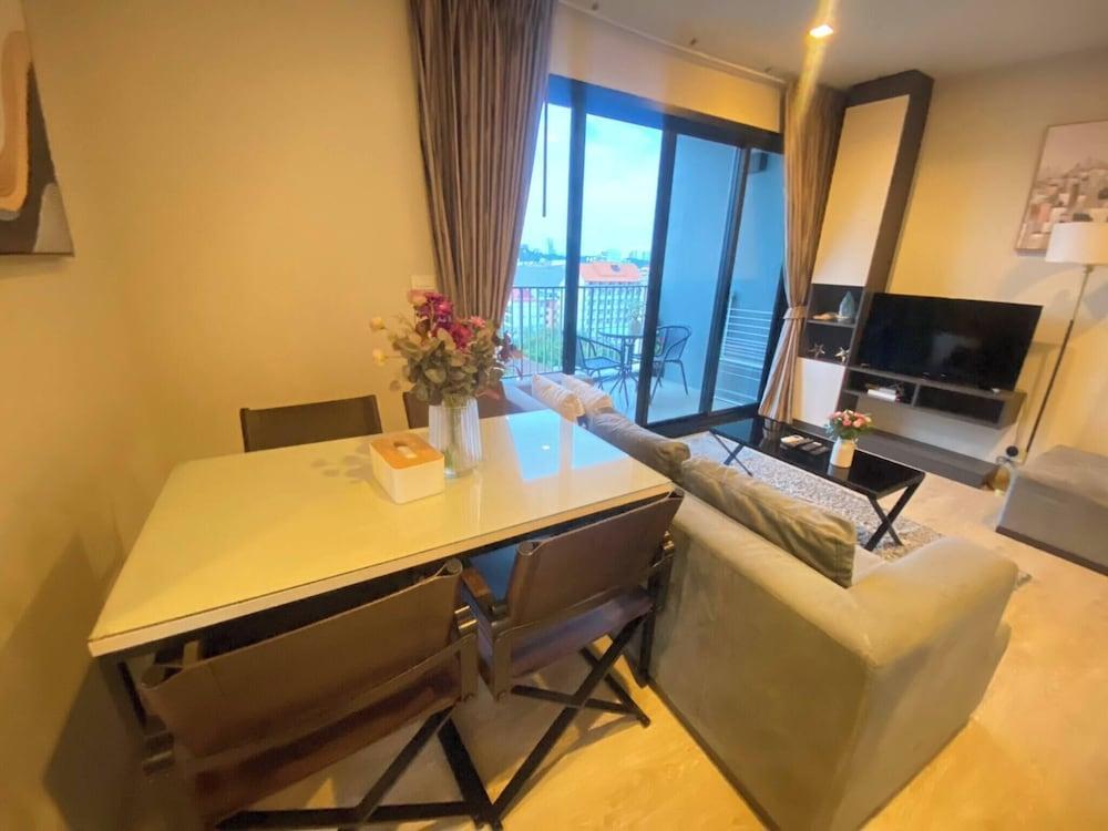 2 Bed Room Great Location & Pool - Tap to explore photos