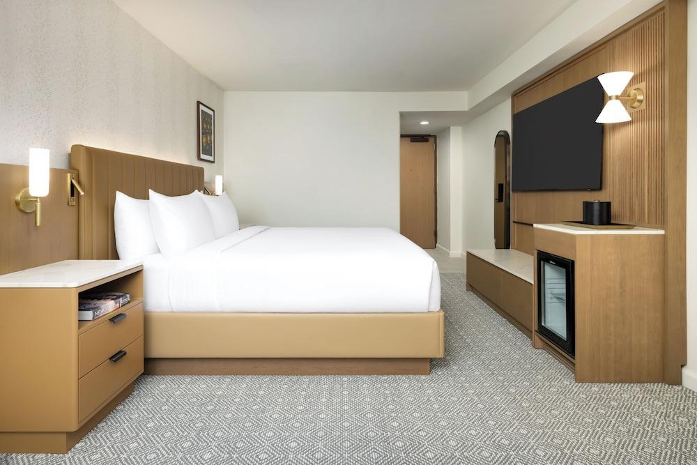 Hyatt Regency Times Square Room Type - Room, 1 King Bed, Accessible Bathtub, Corner