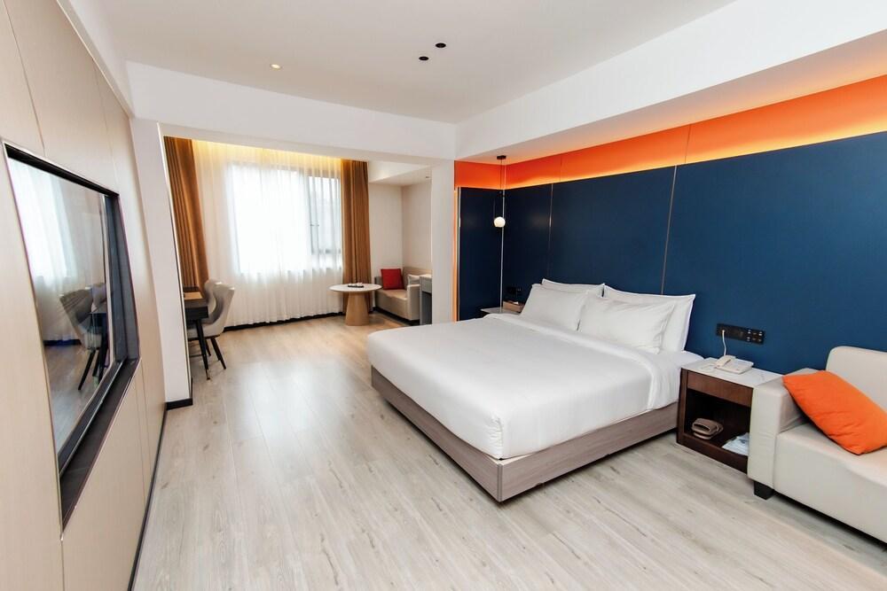 Jiuding Joy Hotel Room Type - Junior Suite, 1 King Bed, Non Smoking
