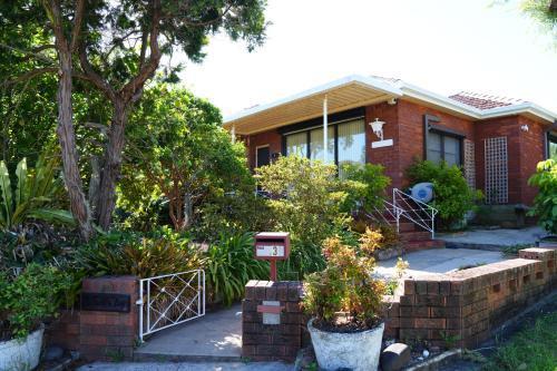 3BR Home with Pool Near Shops, M5 & Train Stations