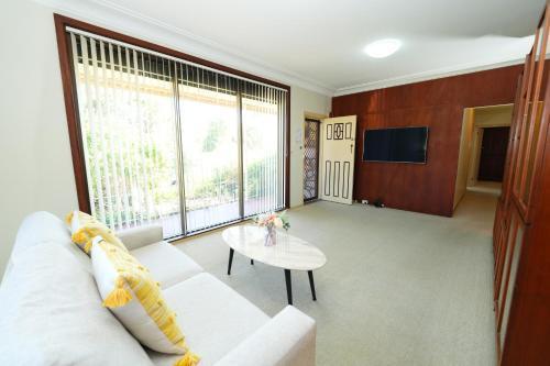 3BR Home with Pool Near Shops, M5 & Train Stations - Tap to explore photos