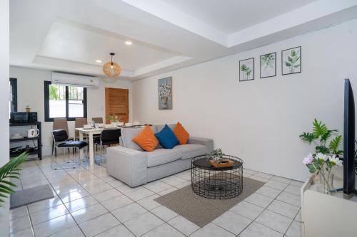 5 mins walk Bangla,beach,3BR - Tap to explore photos