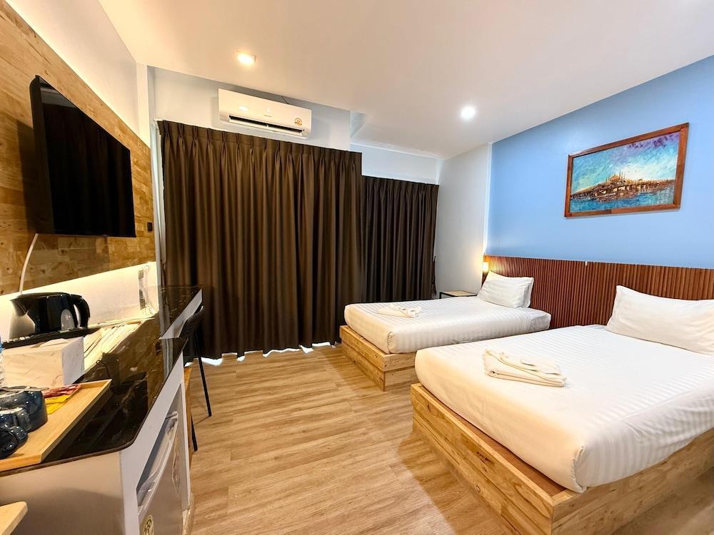 Diva Boutique Room Type - Deluxe Twin Room, Balcony, City View