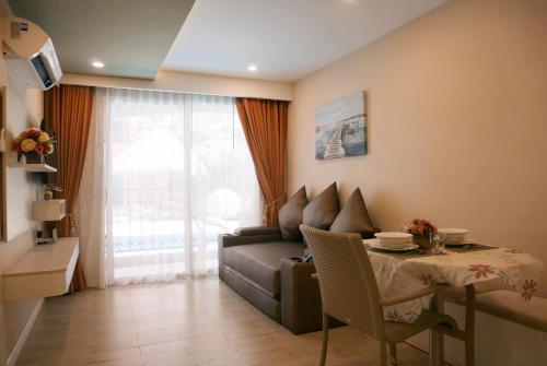 Seven Seas Pattaya Poolside Room ห้องติดสระ - Tap to explore photos