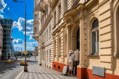 Riverside Palace Apartments
