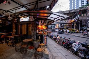 Vibes Hostel Bangkok - Tap to explore photos