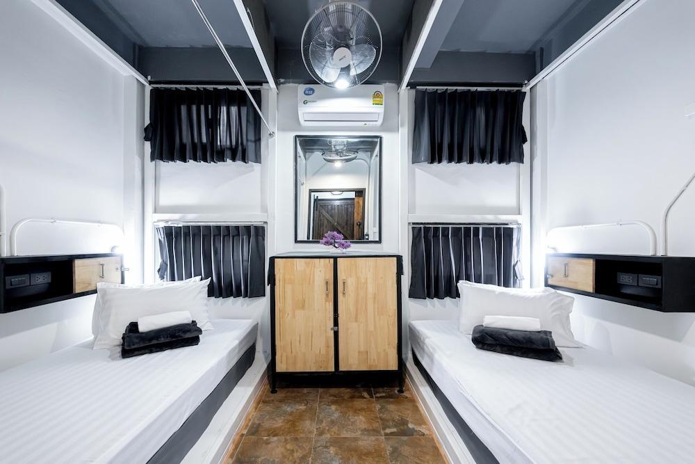 Vibes Hostel Bangkok Room Type - Standard Twin Room