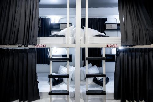 Vibes Hostel Bangkok Room Type - Bed in 4-Bed Mixed Dormitory Room