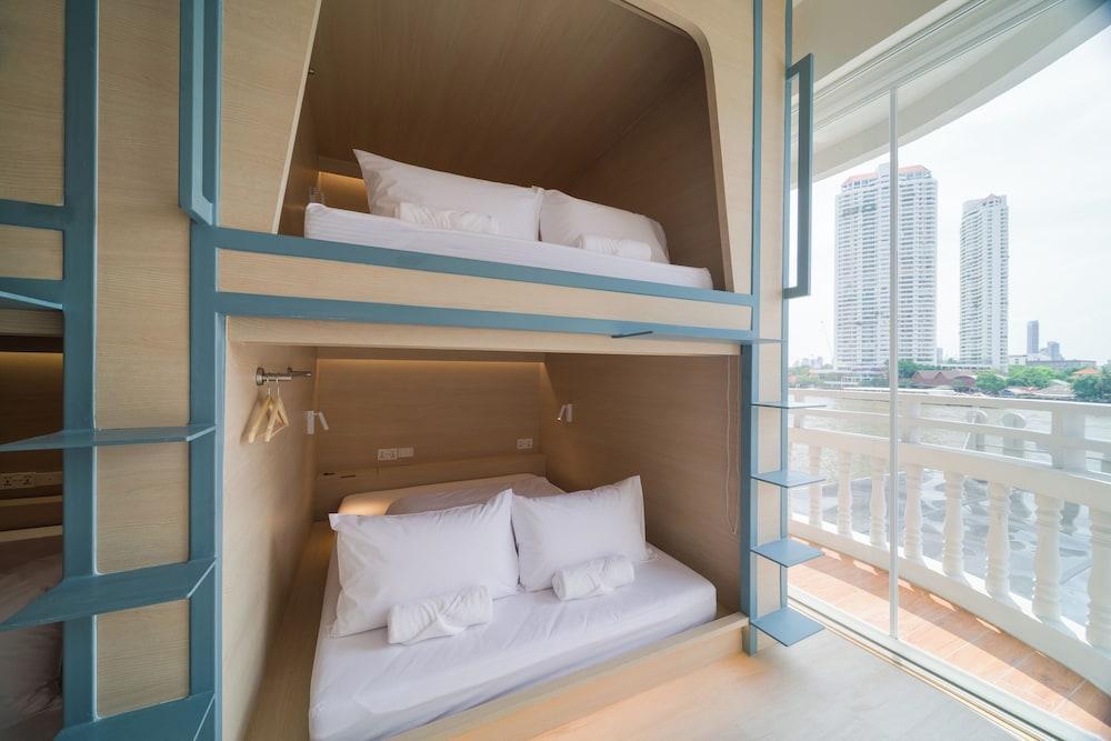 BEAT. Warii Hostel at Chaophraya River