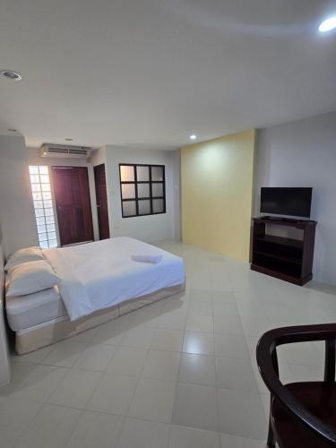 Middle tree house pattaya Room Type - Double Room