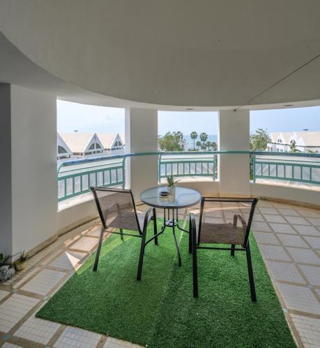 Jomtien Beachfront Stylish Studio , Stunning Seaview , Big Pool - Tap to explore photos
