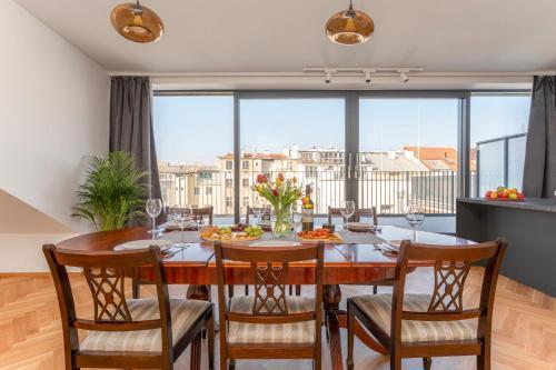 Visit Oomph Apartments Room Type - Three-Bedroom Superior Apartment