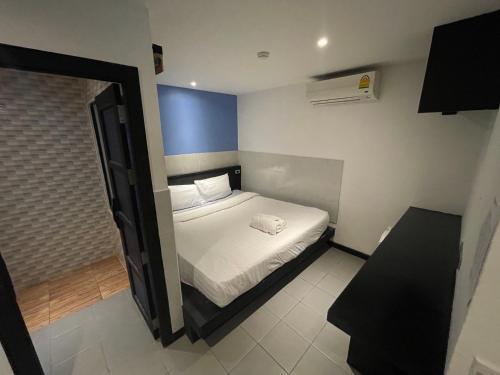 Islanda Hotel Patong - Tap to explore photos