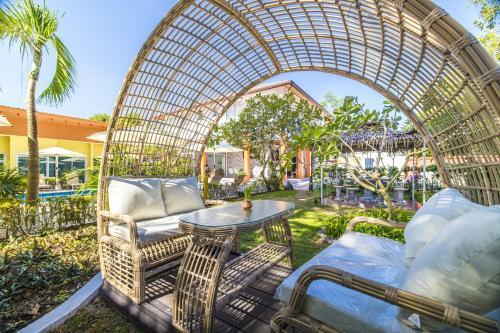Tongtong Garden Holiday Hotel普吉岛通通花园酒店 Room Type - Queen Room with Garden View Tongtong Garden Holiday Hotel普吉岛通通花园酒店 Room Type - Queen Room with Garden View