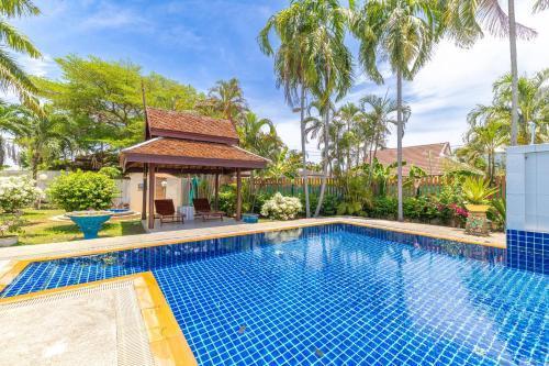 Tongtong Garden Holiday Hotel普吉岛通通花园酒店 - Tap to explore photos