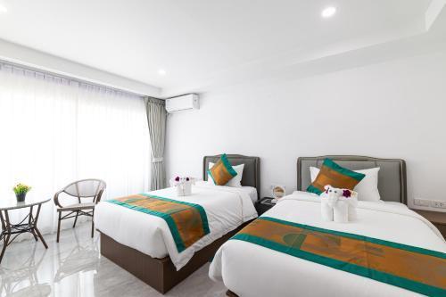Tongtong Garden Holiday Hotel普吉岛通通花园酒店 - Tap to explore photos