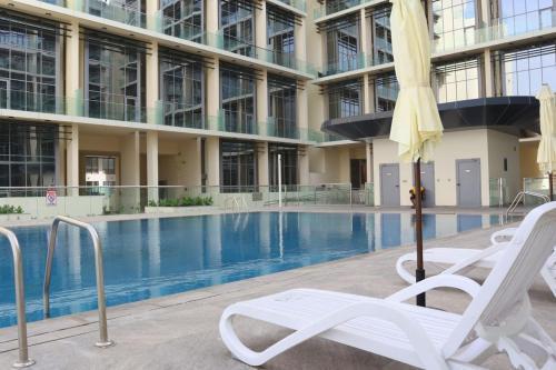 1BR Masdar City - Pool & Balcony Stay - Tap to explore photos