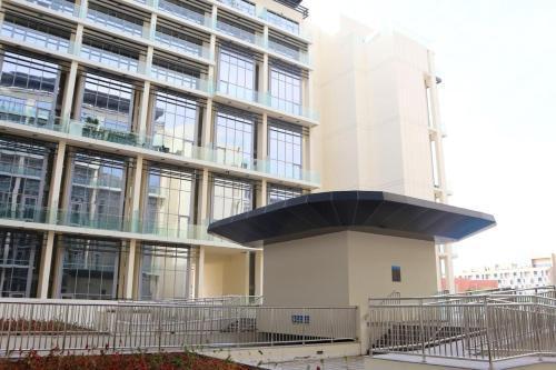 1BR Masdar City - Pool & Balcony Stay