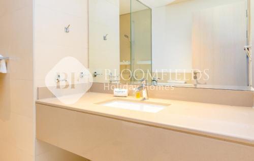Bloomfields Modern 1Br Water's edge - Tap to explore photos