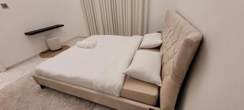 HARF22G02-02 stylish 2BR in AD - Tap to explore photos