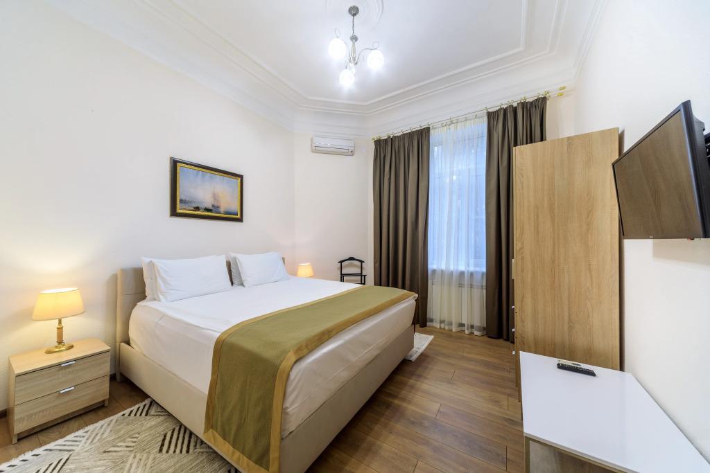 Los' Hotel