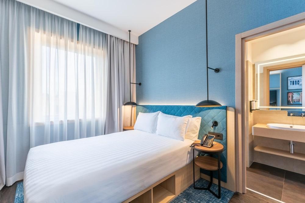Hilton Garden Inn Rome Colosseum - Tap to explore photos