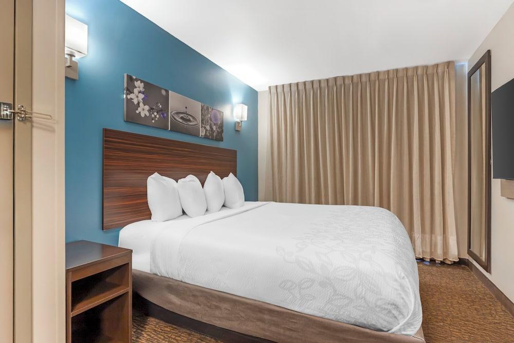 Red Roof Inn PLUS+ Brooklyn - 3rd Ave Room Type - Superior Room, 1 King Bed (Smoke Free)
