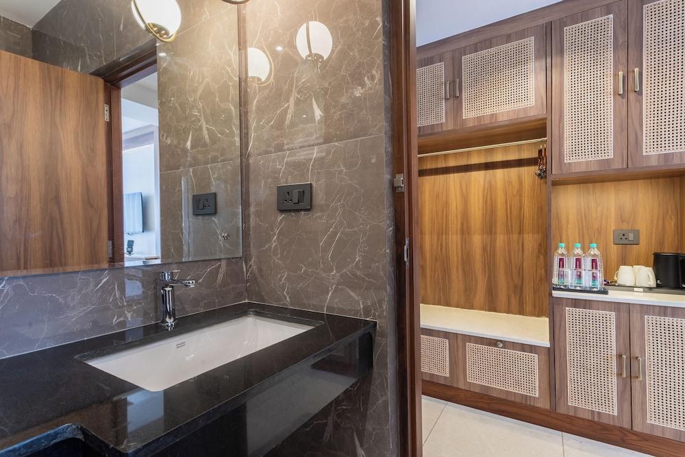 Sara Sadan Boutique Hotel Room Type - Deluxe Triple Room, Balcony, City View