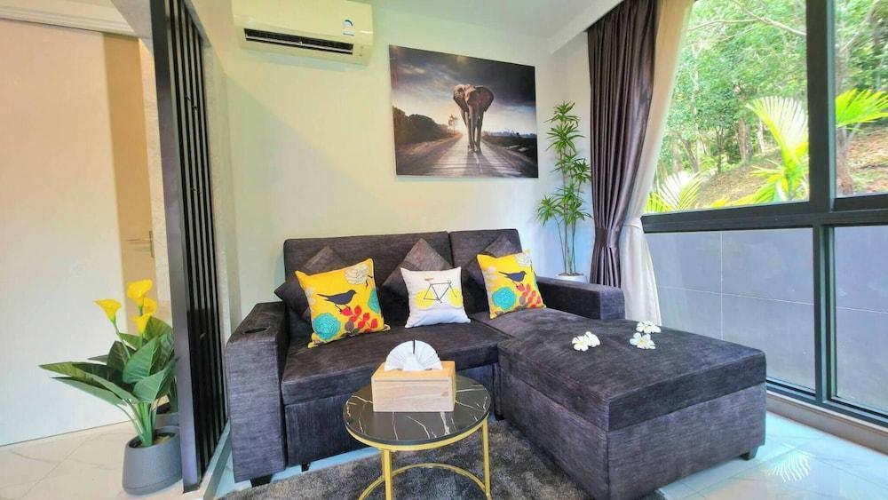 Room-a301- 1 Bedroom Corner Condo Forest - Tap to explore photos