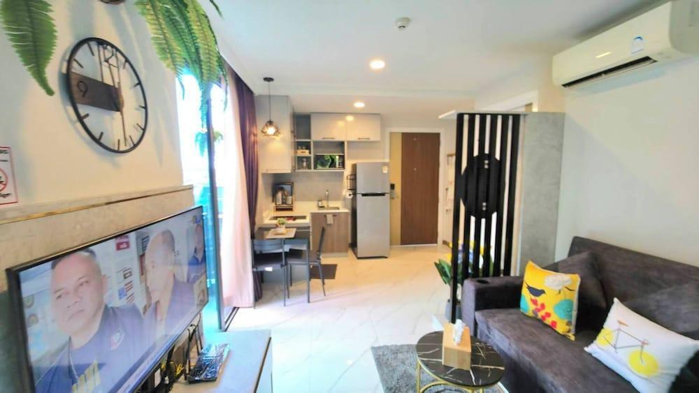Room-a301- 1 Bedroom Corner Condo Forest - Tap to explore photos