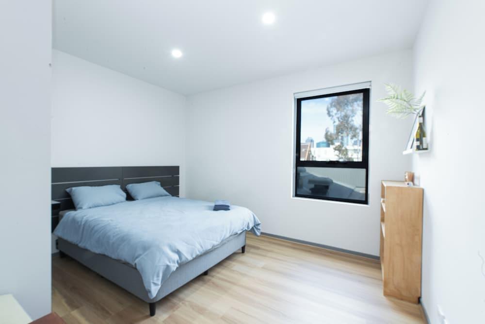 Melbourne Studio Apartments Hotel @ 138 Elgin Carlton - Tap to explore photos