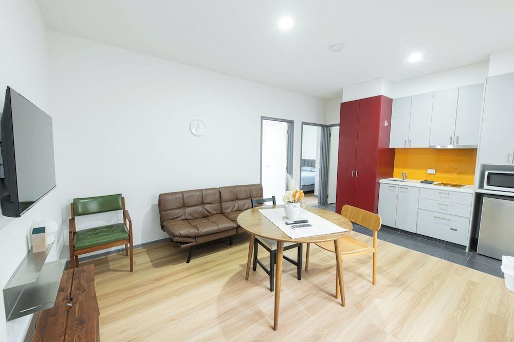 Melbourne Studio Apartments Hotel @ 138 Elgin Carlton Room Type - Apartment, 2 Bedrooms, Non Smoking, Private Bathroom & Kitchenette