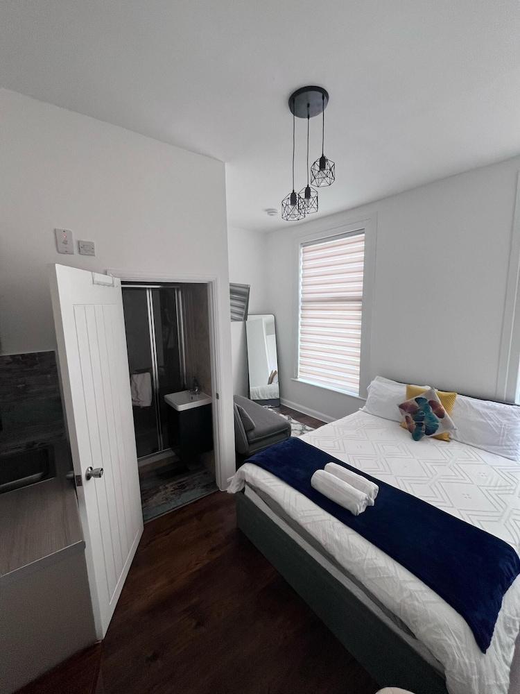 Dalston Luxe Studios (3 Miles away from Liverpool Train Station)