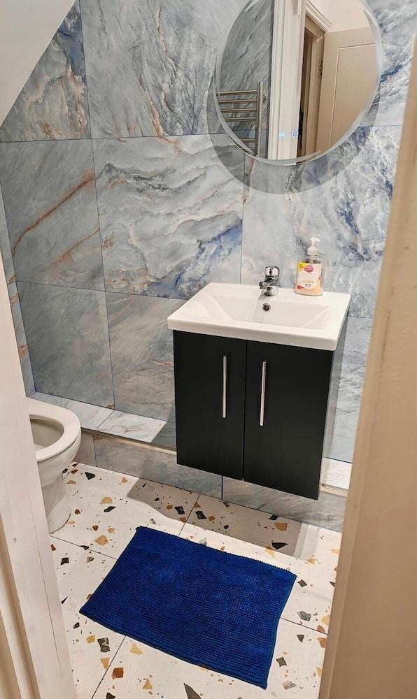 Dalston Luxe Studios (3 Miles away from Liverpool Train Station) Room Type - Traditional Studio, Ensuite, City View