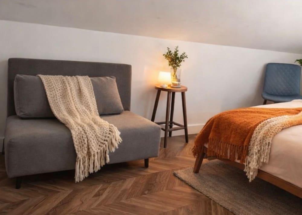 Dalston Luxe Studios (3 Miles away from Liverpool Train Station) - Tap to explore photos