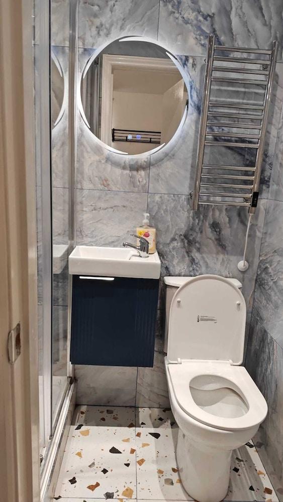 Dalston Luxe Studios (3 Miles away from Liverpool Train Station) Room Type - Superior Studio, Ensuite