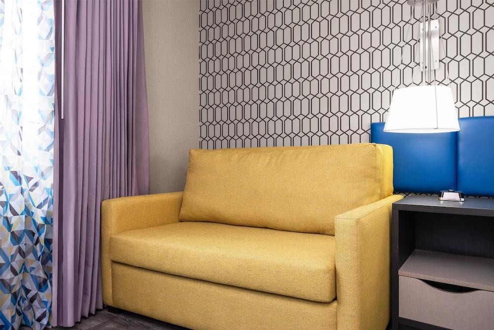 GLō Best Western Bronx NYC Room Type - Standard Room, 1 Queen Bed, Non Smoking (Shower Only;with Single Sofabed)