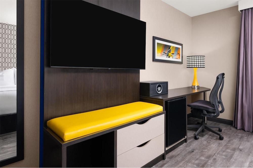 GLō Best Western Bronx NYC - Tap to explore photos