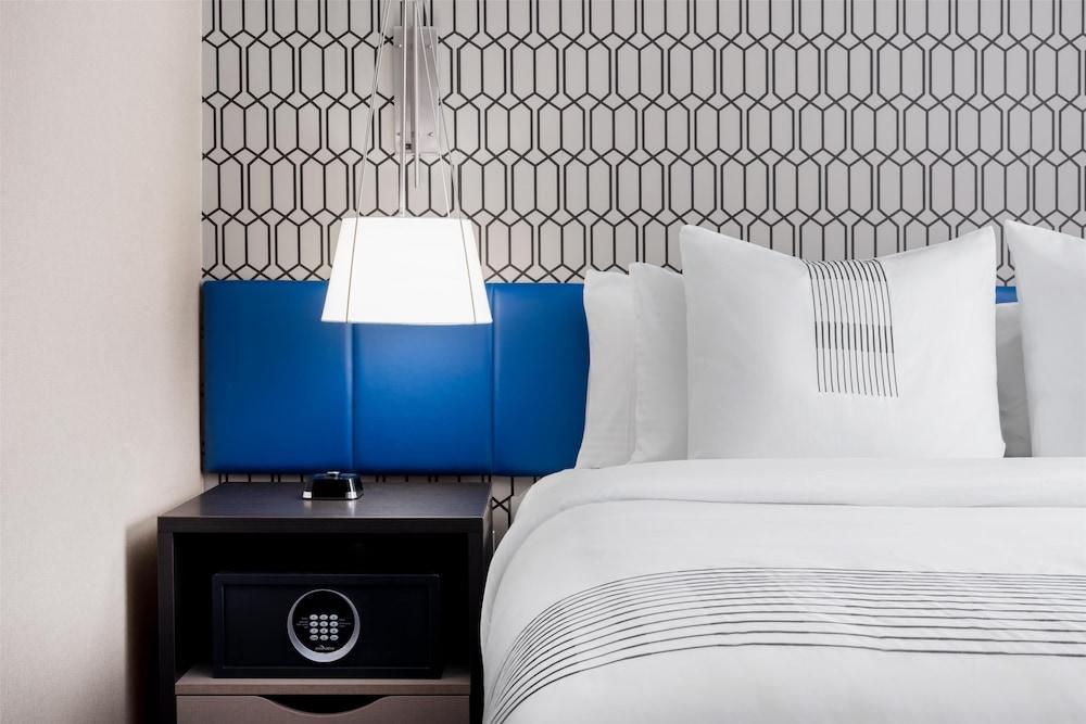 GLō Best Western Bronx NYC Room Type - Standard Room, 1 King Bed, Non Smoking (Shower Only)