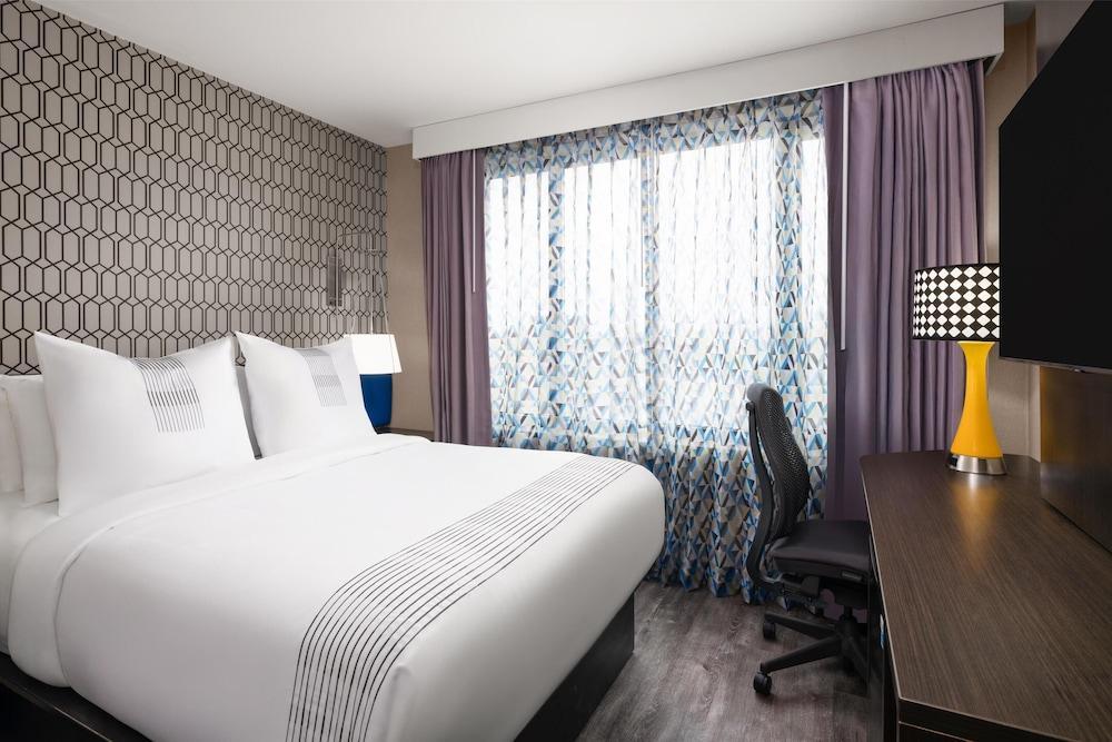 GLō Best Western Bronx NYC Room Type - Standard Room, 1 Queen Bed, Non Smoking (Shower Only)