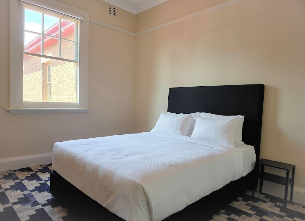 Riverview Hotel Tempe Room Type - Queen Room (Shared Bathroom)