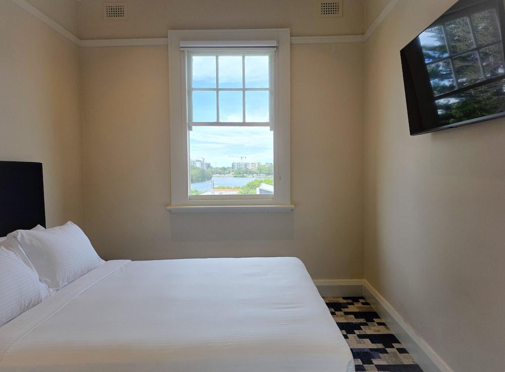 Riverview Hotel Tempe Room Type - Riverview Queen Room (Shared Bathroom)