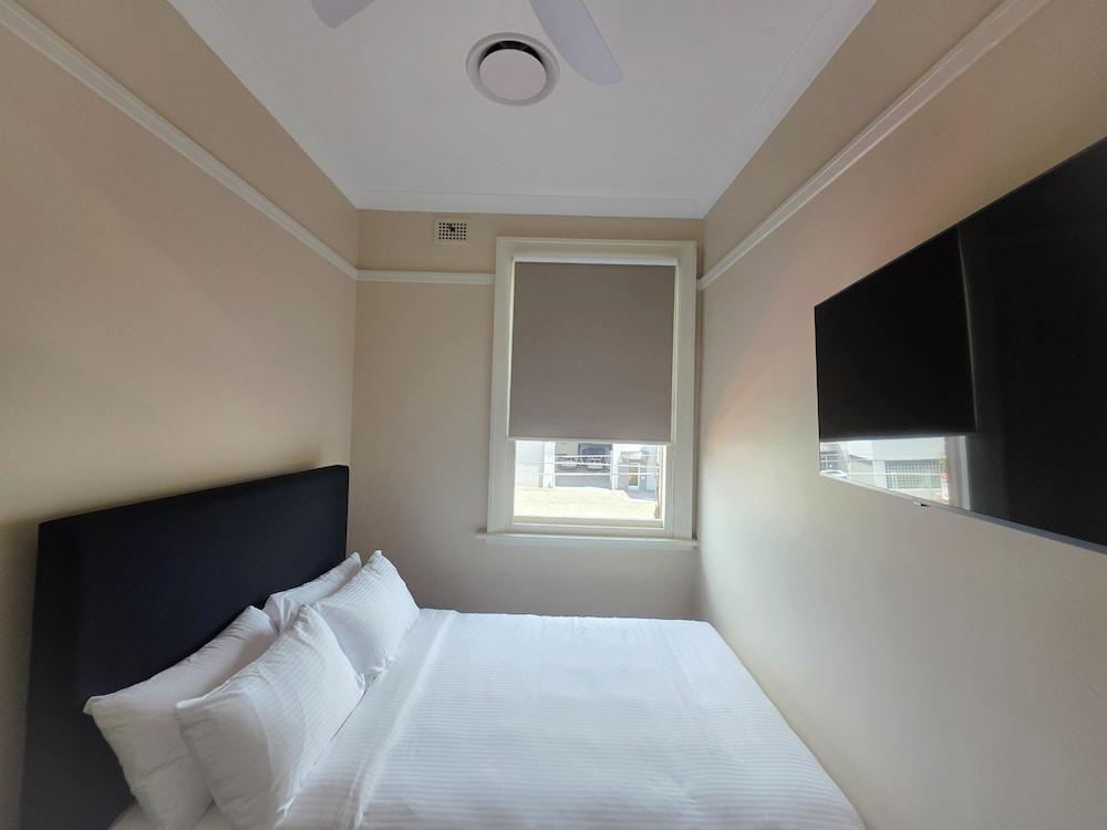 Riverview Hotel Tempe Room Type - Pocket Room (Shared Bathroom)