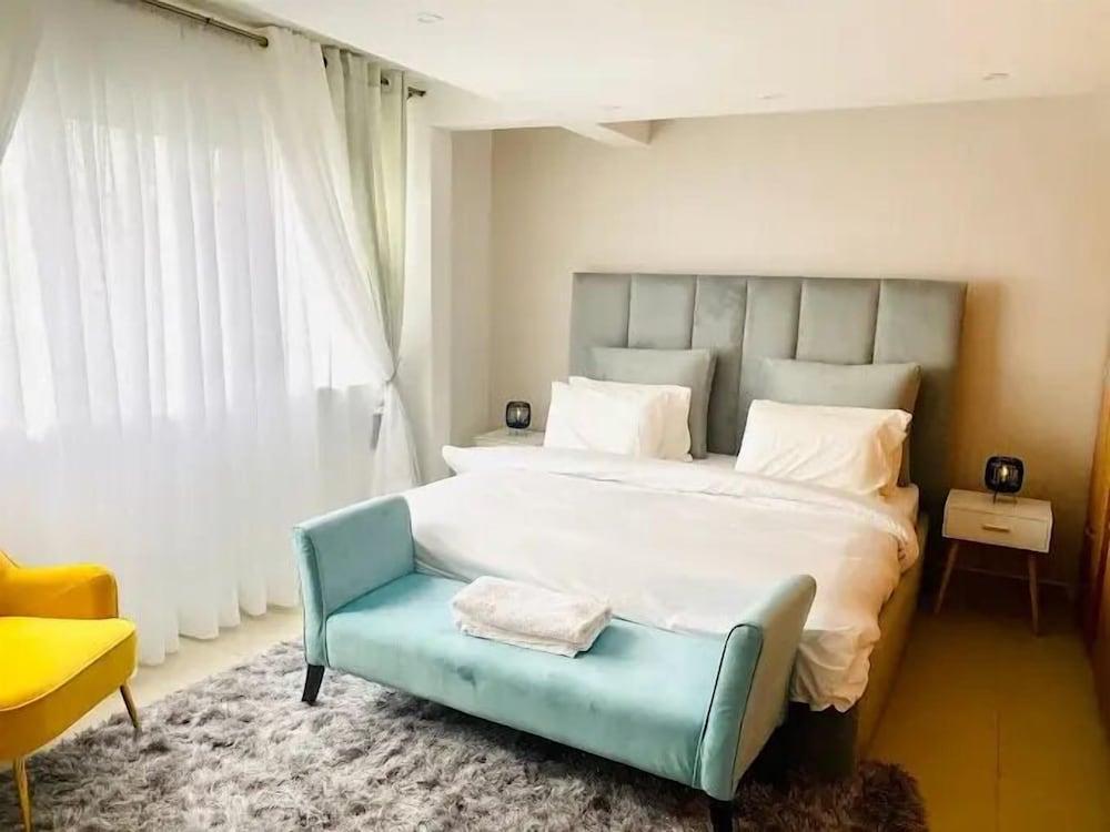 1677 Mayfair Apartment - Tap to explore photos