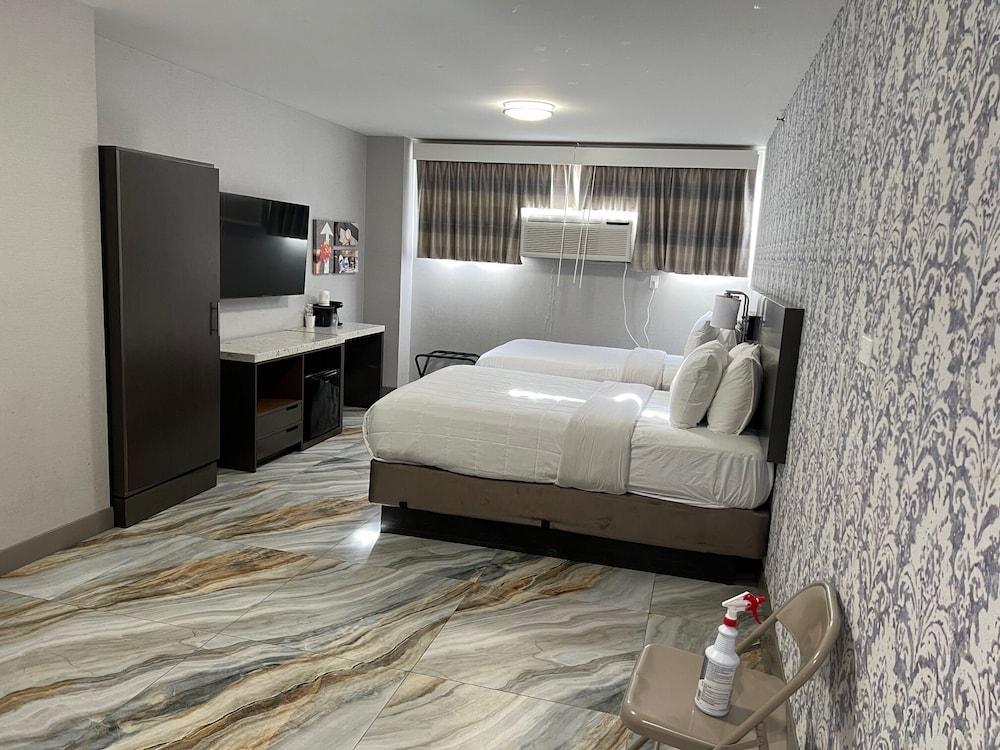 The Essence Hotel AT JFK Room Type - Double Room, 2 Double Beds, Non Smoking, Private Bathroom